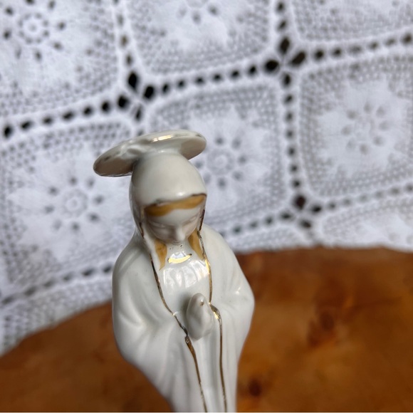 Beautiful Vintage Joseph‎ and Mary porcelain statues - gold touches - Picture 9 of 12